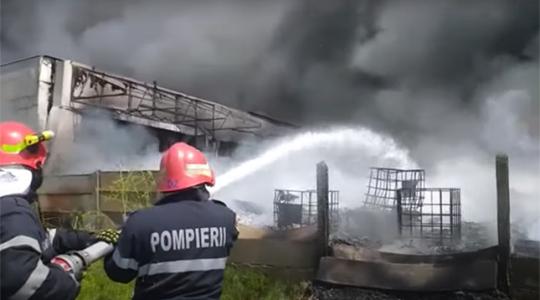 Ég egy műanyaghulladék raktár Nagyszalontán, mérgező füst tart Magyarország felé – VIDEÓ