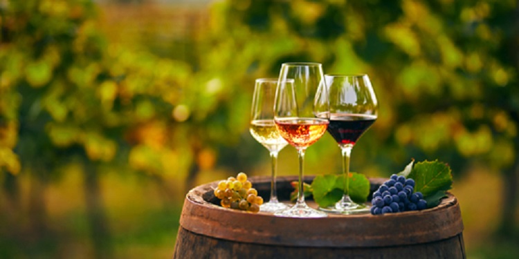 bor és szőlő hordón