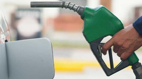 Őrületes csökkenésben az egyik üzemanyag ára. Kitalálod, melyik?
