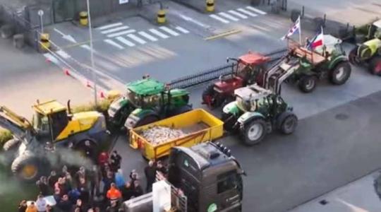 Durvul a helyzet: több áruház telephelyét is blokád al alá vették a holland gazdák