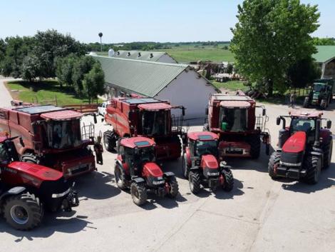„A Case IH gépeknél nem az ár, hanem a tudás és a kényelem jelenti a luxust a gazdának!" „A Case IH gépeknél nem az ár, hanem a tudás és a kényelem jelenti a luxust a gazdának!"