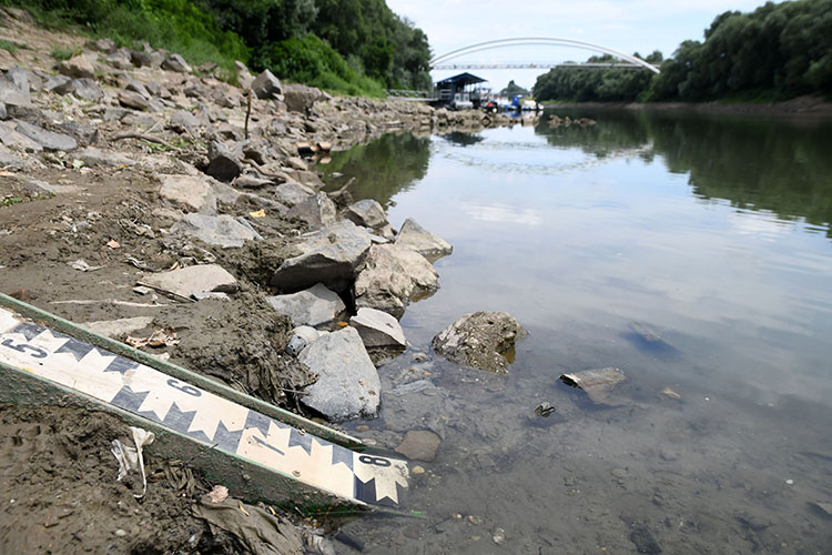 A városi vízmérce Szolnoknál, ahol a csapadékhiány miatt a Tisza alacsony vízállása -280 centiméterrel új negatív rekordot ért el 2022. július 7-én. MTI/Mészáros János