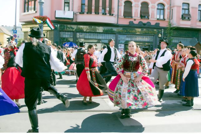 A Karneválon néptárnccsoportok is fellépnek