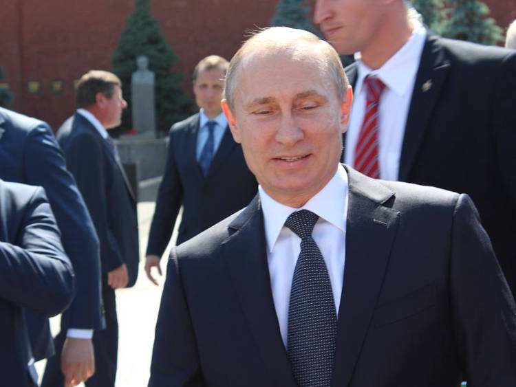 Moszkva konzekvensen tagadja, hogy fegyverként használja az energiát, Putyin számítása azonban éppoly egyszerű lehet, mint amilyen cinikus - vélekedik a Bloomberg.