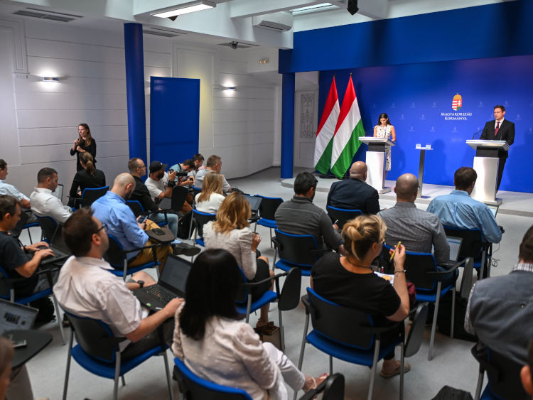 A baj nagyságát az is jól jelzi, hogy kvázi párhuzamosan Gulyás Gergely Miniszterelnökséget vezető miniszterrel Orbán Viktor is nyilatkozatot adott az Európai Bizottsággal folytatott vita lezárásáról, méghozzá pozitív hangnemben.