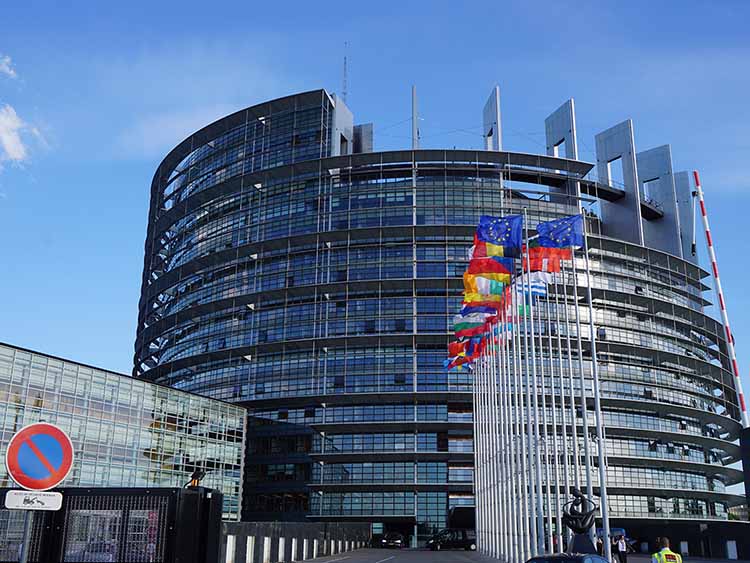 EP-bizottság: az európai értékek rendszerszintű veszélyben vannak Magyarországon
