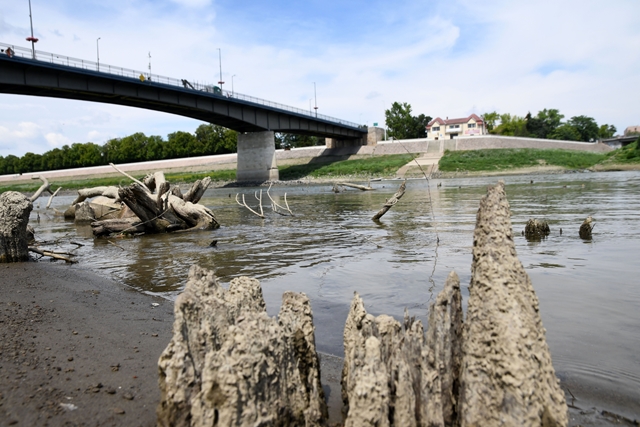 A Tiszán sorra dőlnek meg a rekordalacsony vízállások, 07.25-én reggel Szolnoknál -284 centiméteren állt a folyó.