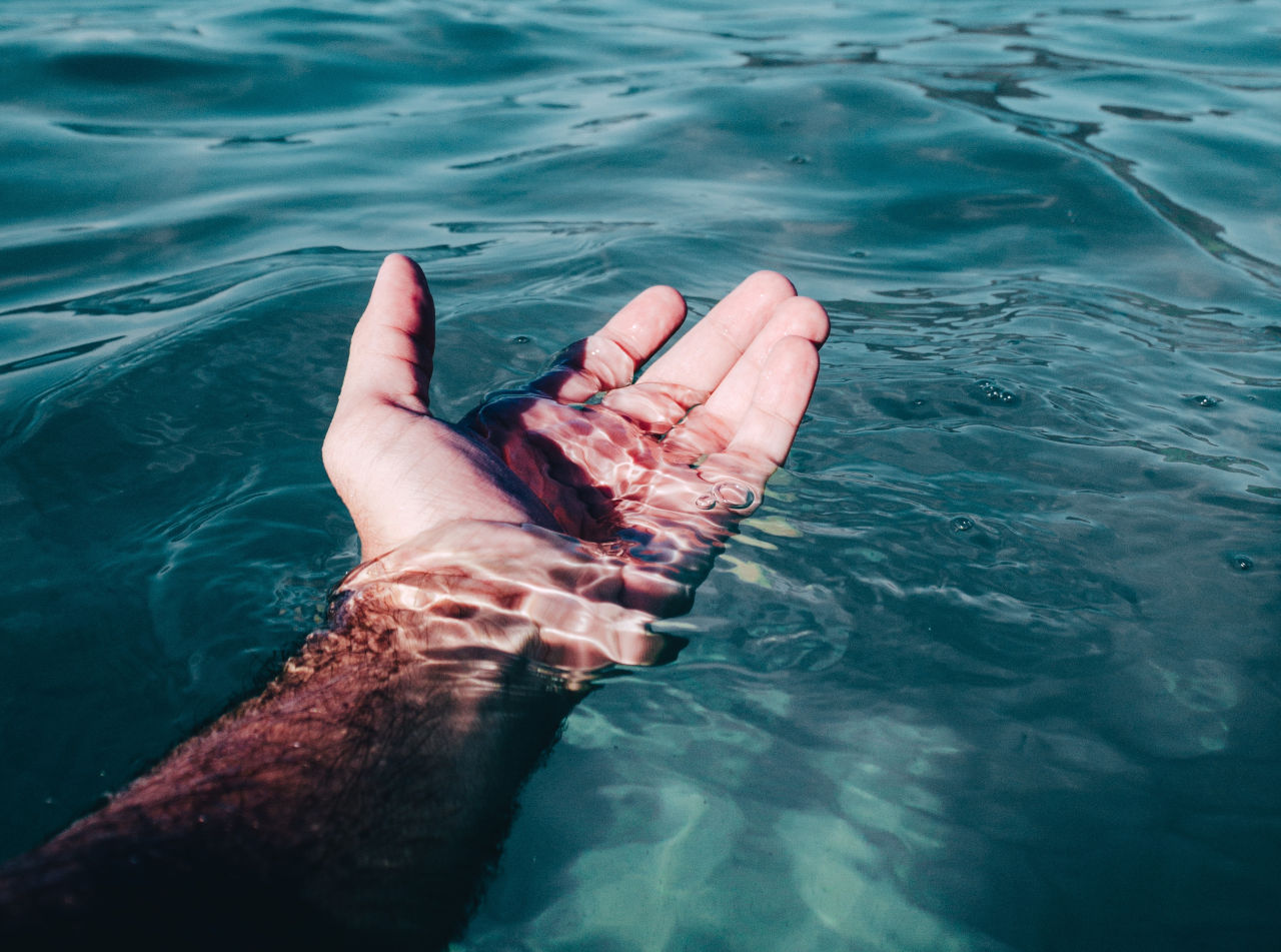 Сотворенная вода. Мужские ладони вода, море. Вода из руки суперспособность фото для монтажа.