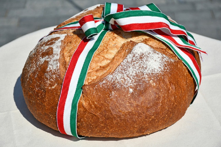 kenyér magyar szalaggal