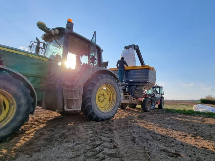 John Deere traktor: Kalciummal támogatott tápanyagutánpótlás az őszi szezon előtt