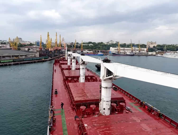 Gabonával megrakott hajó a háború kezdete óta először hagyta el Odessza kikötőjét - közölte Olekszandr Kubrakov, ukrán infrastrukturális miniszter. Fotó: Youtube