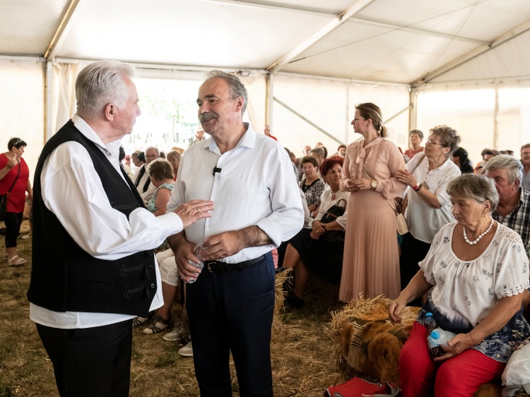 akab István (MAGOSZ) és Nagy István agrárminiszter beszélget a Magyarok kenyere programban gyűjtött búza ünnepélyes átadása előtt