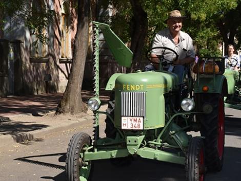 Old timer traktorok vonultak Karcag utcáin