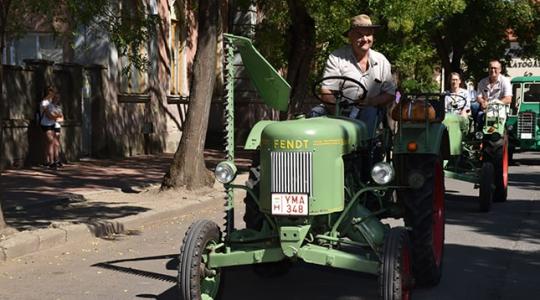 Old timer traktorok vonultak Karcag utcáin