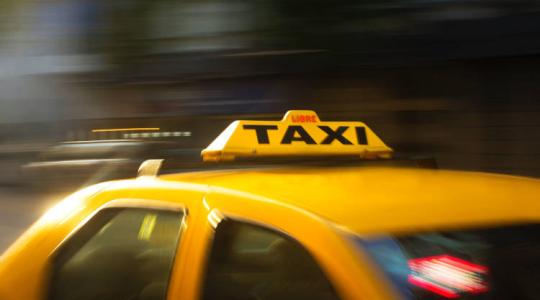 Taxiknak hatósági üzemanyagár, traktoroknak 50 liter per alkalom a kúton