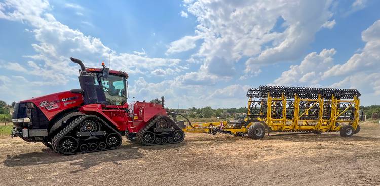 Case IH traktor talajkímélő hevedertalpas kerekekkel 