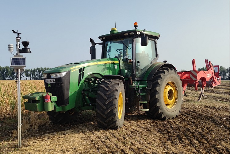 John Deere 8260R és Maschio Gaspardo gépkapcsolat: őszi búzatarló hígtrágyázása utáni lazítás a KITE meteorológiai állomása társaságában Balmazújváros határában – fotó: Bagosi Sándor