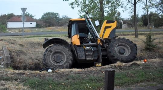 Lopott traktorral részegen balesetezni: tudod fokozni?