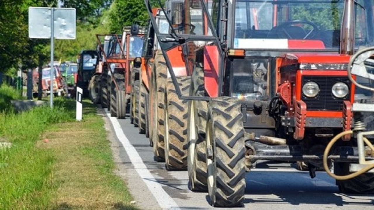 traktorok egymás után