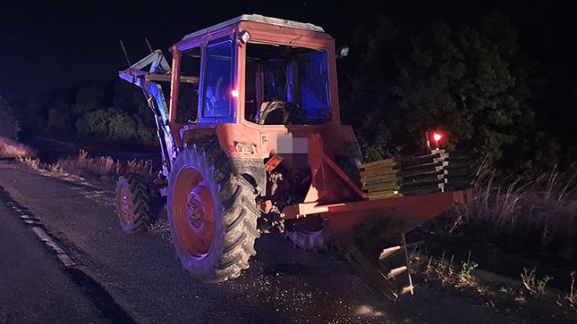 baleset traktor sötét közút világítás nélkül