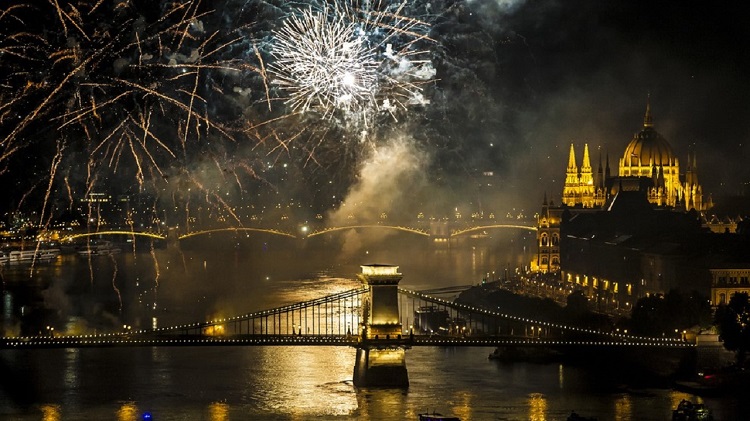 Az augusztus 20-ai ünnep fénypontja az esti tüzijáték. Fotó: Shutterstock