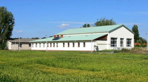 A Galambosi Rizskísérleti Telep összehasonlító parcellái, háttérben a korszerű, a vetőmag-előállítás támogatására épített tisztító, szárító és raktározó épület