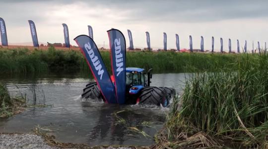 A jövő traktora szinte lebeg a föld felett - és a vízen is – videó