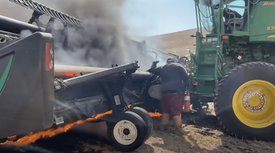 Rohant a gazda, hogy mentse a lángoktól a kombájnt – VIDEÓK