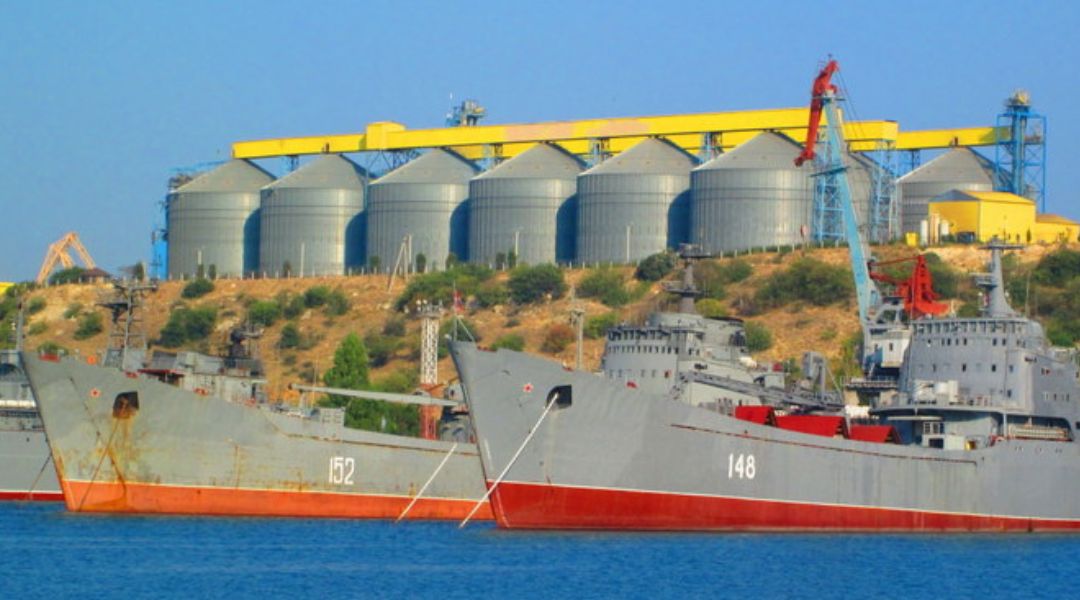 A Fekete-tengeri Gabona Kezdeményezés egy Ukrajna és Oroszország között az ENSZ és Törökország által közvetített megállapodás, amelyet 2022 júliusában kötöttek meg, hogy garantálják a gabonát és olajos magvakat szállító hajók biztonságos forgalmát – melyek Ukrajna legfontosabb exportcikkeit jelentik. Kép: pexels