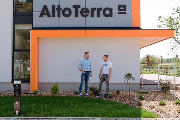 Az Altoterra Kft. 100%-ban magyar tulajdonban lévő középvállalkozás, tulajdonosai Abonyi Roland és Patyi Roland.