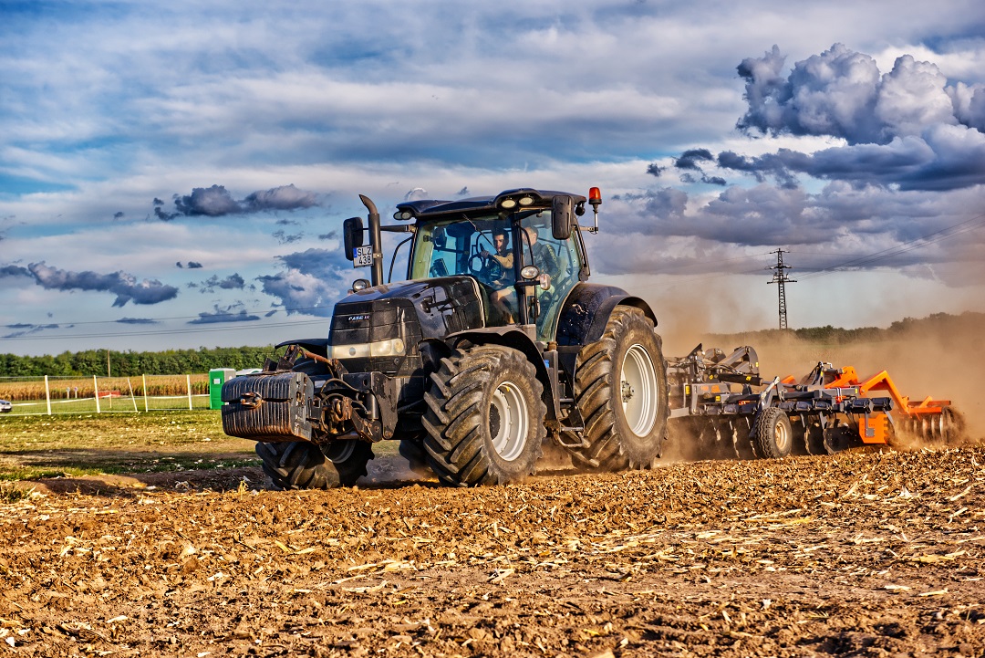 Kukoricatarló elmunkálása CASE IH traktorral – fotó: Szóka István 