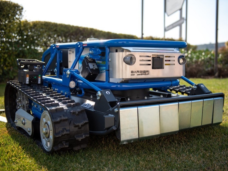 Az innovatív gumihevederes kaszálógép GPS/RTK modullal is felszerelhető, mint más mezőgazdasági gépek, így egy programozott területen tud három különböző üzemmódban, önállóan is dolgozni