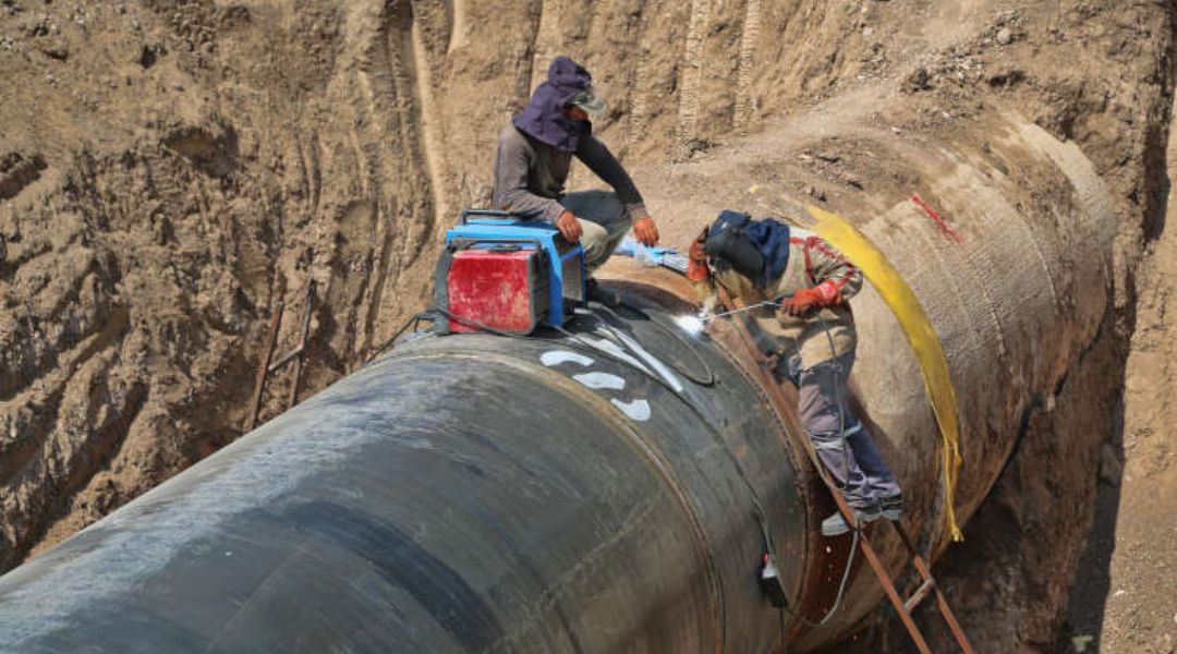 Az Északi Áramlat-2 csővezeték mindkét szálát feltöltötték gázzal, az állapota üzemkész, azonban a német hatóságok a vezeték tanúsítási folyamatát leállították.