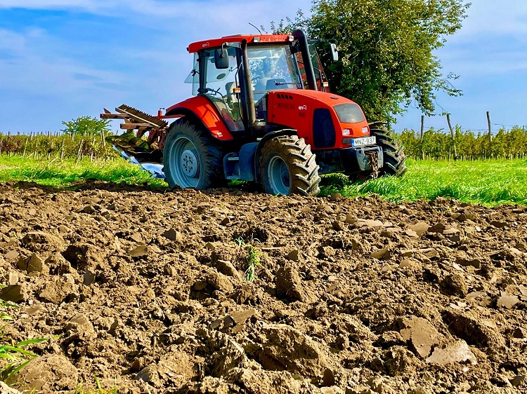 Őszi szántás Zetor traktorral