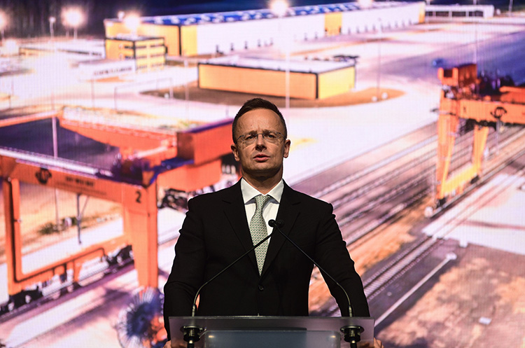 Szijjártó Péter külgazdasági és külügyminiszter beszél az East-West Intermodális Logisztikai Zrt. vasúti termináljának ünnepélyes átadásán Fényeslitkén 2022.október 18-á