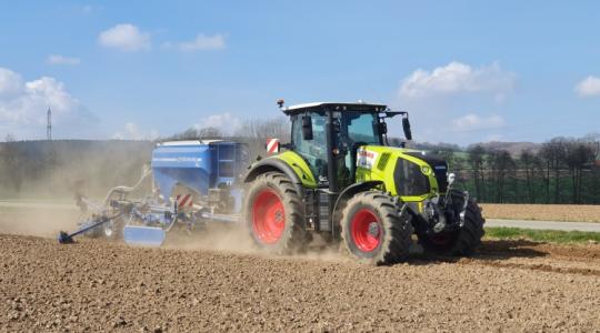 A traktor hasít, a talaj nem sérül