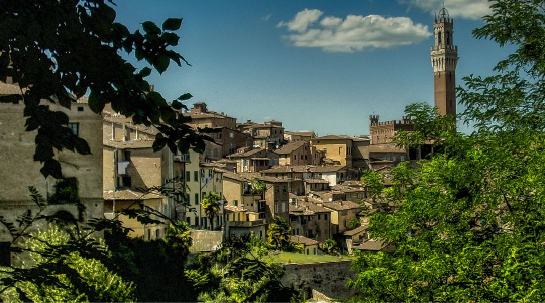 Az elnéptelenedő vidéki olasz kisvárosok az elmúlt években országszerte szinte versenyeznek egymással hogy új lakókat csábítsanak magukhoz.