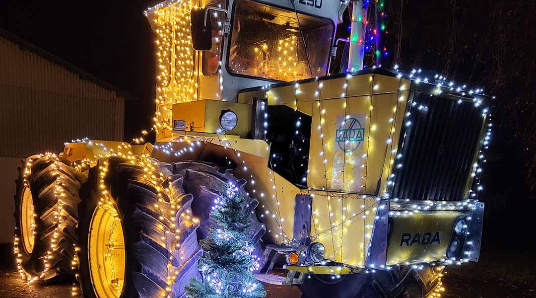 Traktorok, kombájnok karácsonyi díszben várják az ünnepet! – Képek