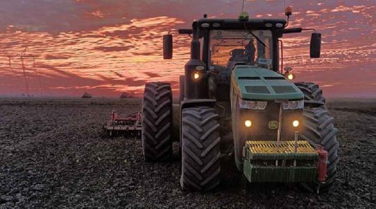 John Deere dolgozik a hajnali zimankóban – fotó: Kovács József