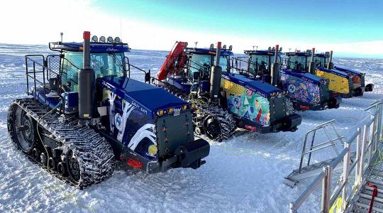 Ezek a hernyótalpas traktorok extrém hidegben is teszik a dolgukat