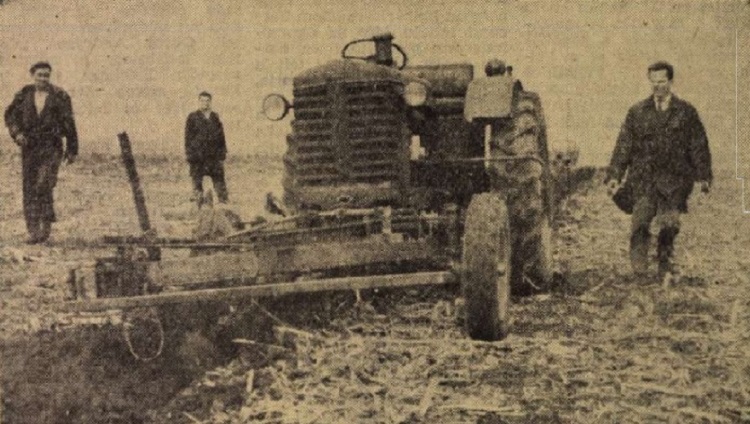 vezető nélküli traktor szánt