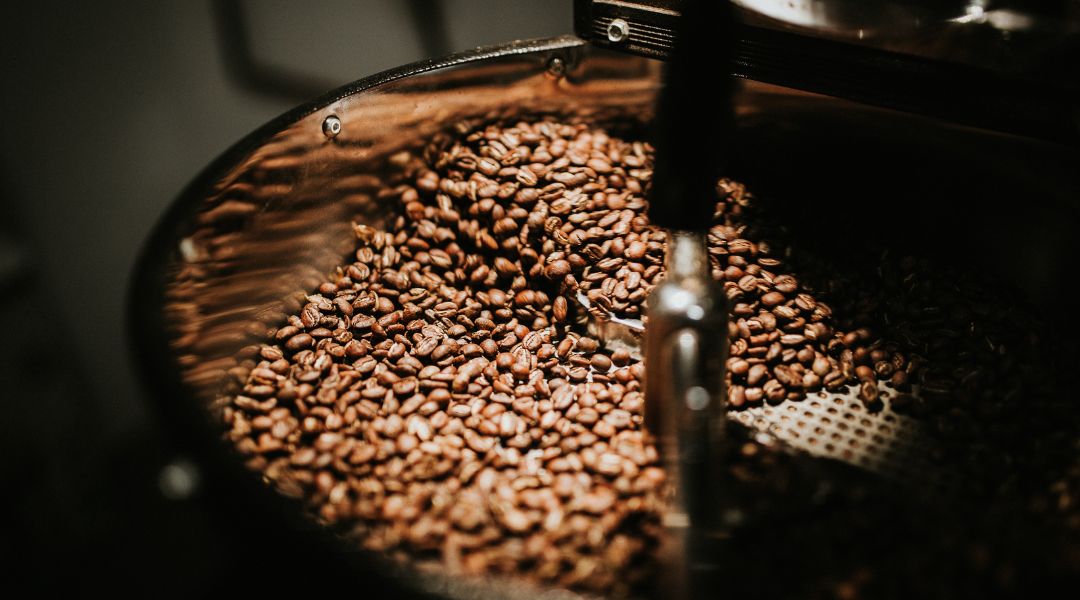 A kávé egyszerre jelenti a mezőgazdaság és az ipar által a kávéfajták magvainak feldolgozásával előállított termékeket (pl. pörkölt kávé, szemes kávé, babkávé, őrölt kávé), valamint magát az italt, amit az előbbiekből készítenek. Kép: Pexels