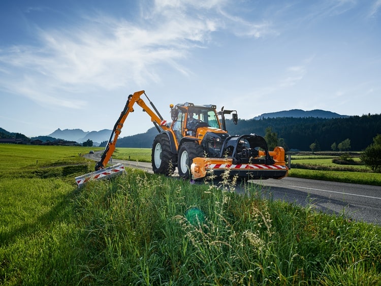  Lintrac 130 traktort Noremat rézsűkaszával