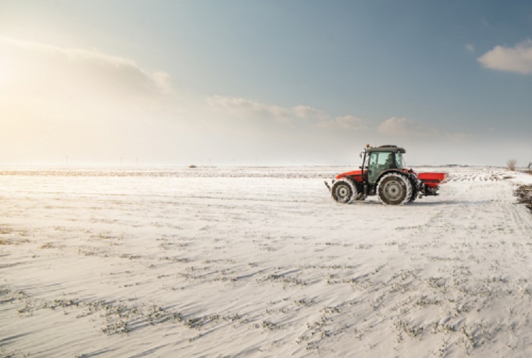 traktor hó szántófold