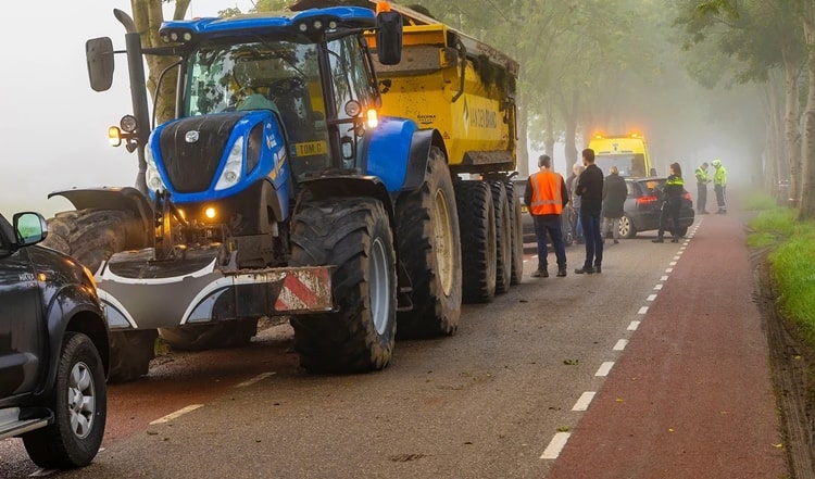 Egy közúti beleset Tractor Bumper aláfutás védelem egységgel felszerelt traktorral