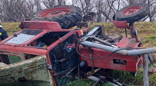 Tűzoltók mentették ki a gátoldalra borult traktor vezetőjét