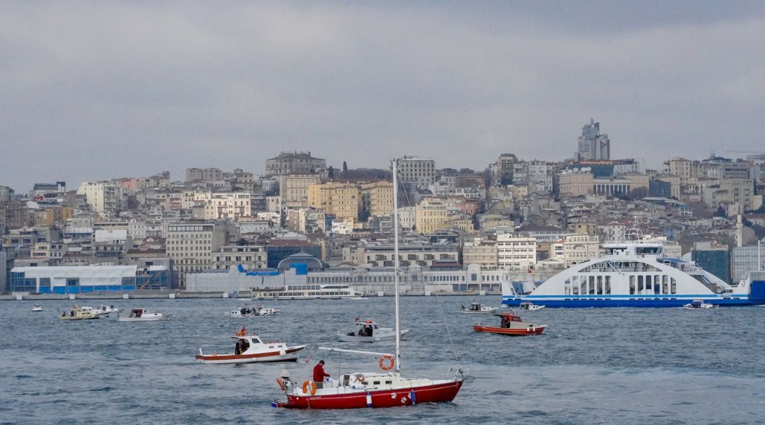 Jelenleg több mint 100 élelmiszert szállító hajó sorakozik a Boszporusz közelében.Kép: Unsplash
