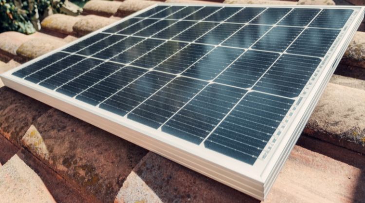 A g7 cikke szerint most a kormányzaton a sor, hogy lépéseket tegyen a háztetőkön elhelyezett napelemek hálózati visszakapcsolása érdekében.