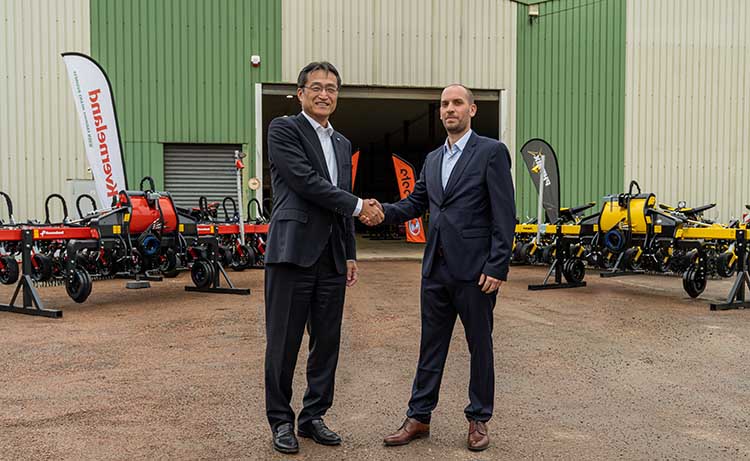 Yasukazu Kamada és Mathias Bounon aláírta a hivatalos részvény átruházási szerződést a Kverneland Group és a BC Technique, Phenix Agrosystem között