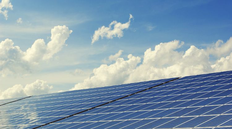 Bár a napelemek ára folyamatosan csökken, a mostani rezsicsökkentés-csökkentő időkben a tetőtéri napelemtáblák száma meredeken emelkedik.